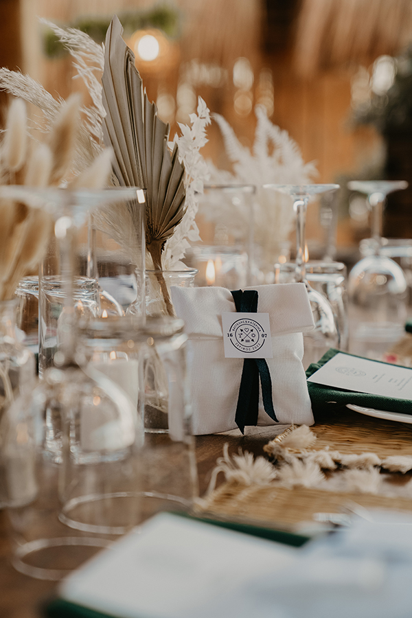 Μπομπονιέρα γάμου με λευκή λινάτσα και κυπαρισσί κορδέλα