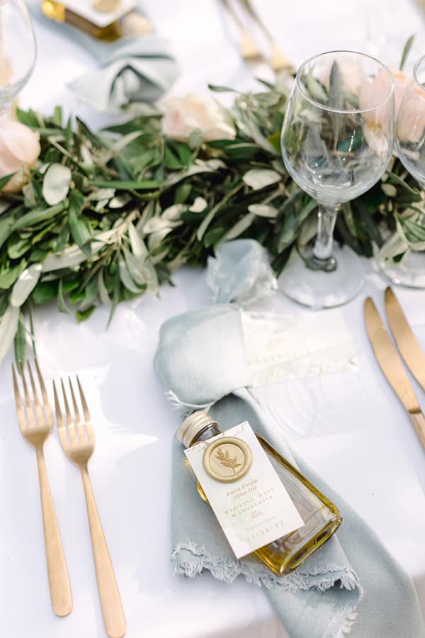 Πρωτότυπη μπομπονιέρα γάμου με ελαιόλαδο σε γυάλινο μπουκαλάκι