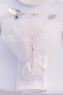 Ρομαντική μπομπονιέρα γάμου με πούπουλο και πέρλα