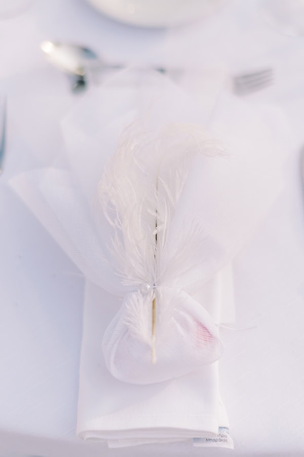 Ρομαντική μπομπονιέρα γάμου με πούπουλο και πέρλα Ρομαντική μπομπονιέρα γάμου με πούπουλο και πέρλα