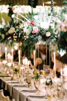 Luxury στολισμός τραπεζιών δεξίωσης με ψηλές χρυσές ανθοστήλες