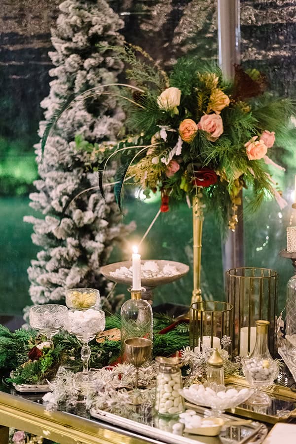 Χριστουγεννιάτικη διακόσμηση dessert table με τριαντάφυλλα και χρυσές λεπτομέρειες