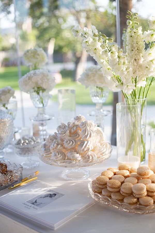 Στολισμός dessert table από λευκά λίλιουμ και διάφορα γλυκίσματα