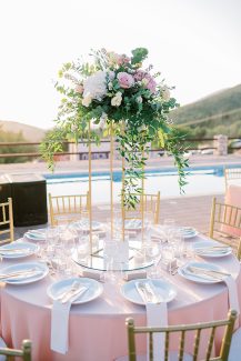 Elegant στολισμός τραπεζιών δεξίωσης με ορτανσίες και ευκάλυπτο