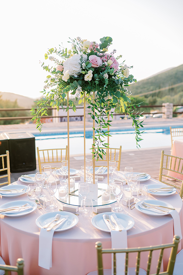 Elegant στολισμός τραπεζιών δεξίωσης με ορτανσίες και ευκάλυπτο