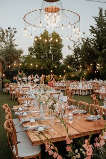 Rustic στολισμός τραπεζιών δεξίωσης με άνθη σε peach αποχρώσεις