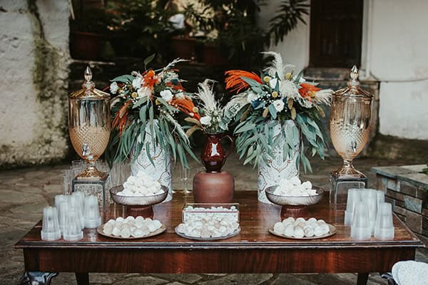 Μποέμ στολισμός dessert table με αποξηραμένα άνθη