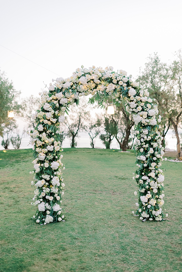 Εντυπωσιακή αψίδα με λευκές ορτανσίες τριαντάφυλλα και ευκάλυπτο