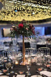 Elegant στολισμός τραπεζιών δεξίωσης με ανθοσυνθέσεις σε χρυσά centerpiece