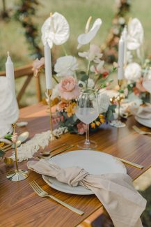 Rustic στολισμός τραπεζιών δεξίωσης με ανθούρια και άλλα όμορφα άνθη