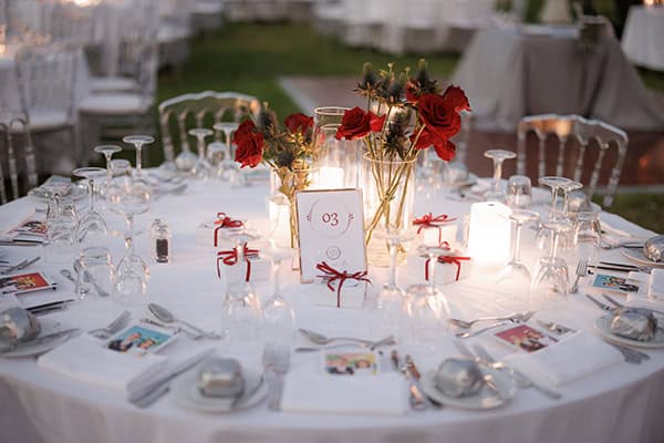 Ultra romantic στολισμός τραπεζιών δεξίωσης με κόκκινα τριαντάφυλλα