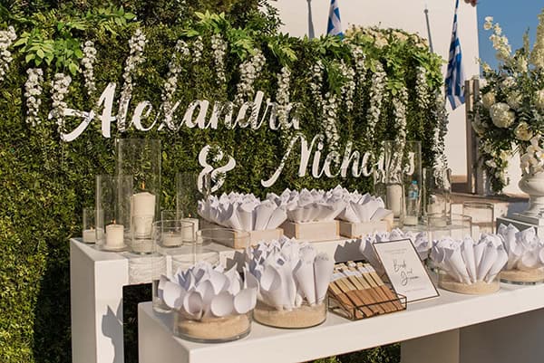 Μοντέρνος στολισμός dessert table με λευκά κεριά