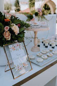 Στολισμός dessert table με τριαντάφυλλα και πρασινάδες