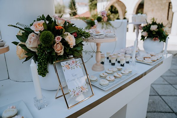 Στολισμός dessert table με τριαντάφυλλα και πρασινάδες