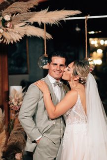 Bohemian αψίδα λουλουδιών με pampas grass