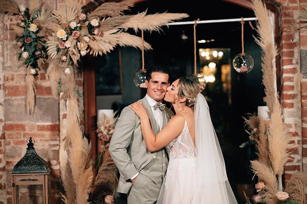 Bohemian αψίδα λουλουδιών με pampas grass