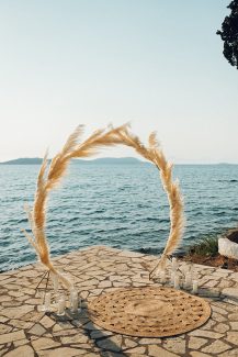 Στολισμός γαμήλιας αψίδας από pampas grass