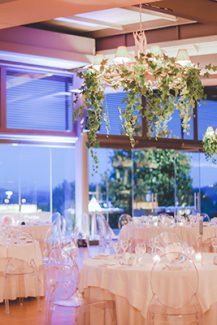 Στολισμός εσωτερικού χώρου δεξίωσης με κρεμαστές πρασινάδες και ghost chairs