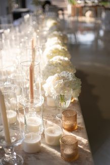 Υπέλαμπρος στολισμός γαμήλιου τραπεζιού με ορτανσίες και κεριά