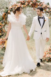 Στολισμός δεξίωσης εξωτερικού χώρου με κυκλική αψίδα αποξηραμένων λουλουδιών Στολισμός δεξίωσης εξωτερικού χώρου με κυκλική αψίδα αποξηραμένων λουλουδιών