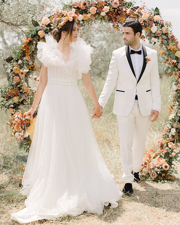 Στολισμός δεξίωσης εξωτερικού χώρου με κυκλική αψίδα αποξηραμένων λουλουδιών Στολισμός δεξίωσης εξωτερικού χώρου με κυκλική αψίδα αποξηραμένων λουλουδιών