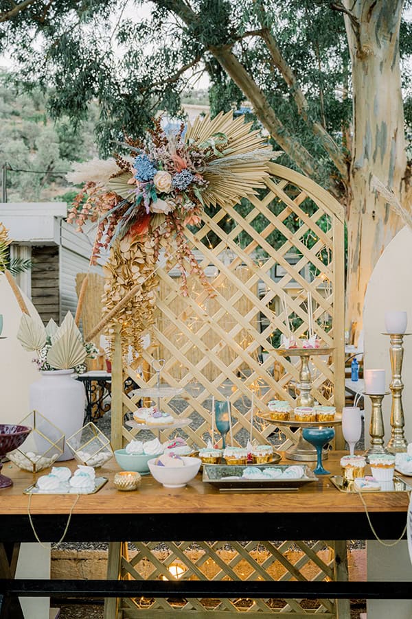 Ξεχωριστός στολισμός dessert table με pampas grass και κεριά