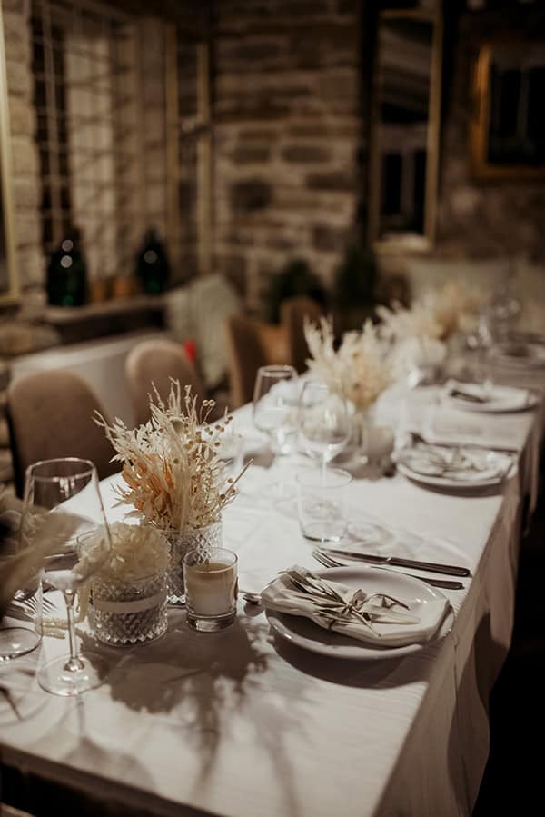 Όμορφος στολισμός τραπεζιών δεξίωσης με αποξηραμένα λουλούδια