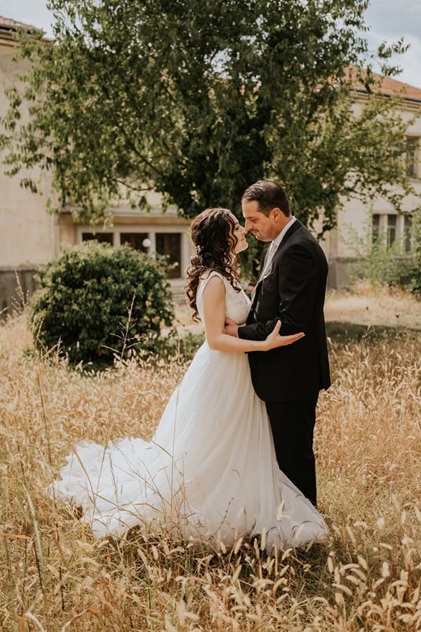 beautiful-fall-wedding-drama-romantic-blooms-white-color_01