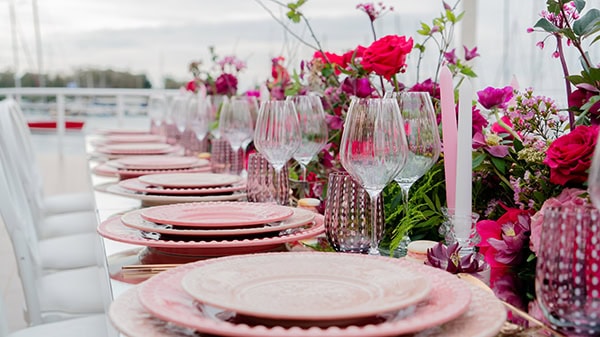 beautiful-styled-shoot-lush-florals-fuchsia-bugainvilleas-roses_03x