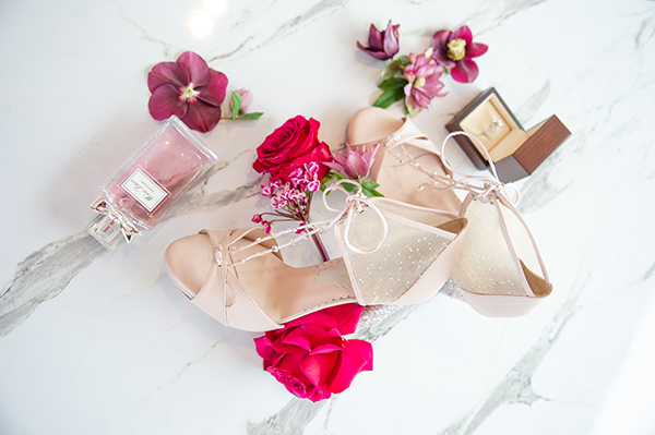 beautiful-styled-shoot-lush-florals-fuchsia-bugainvilleas-roses_05