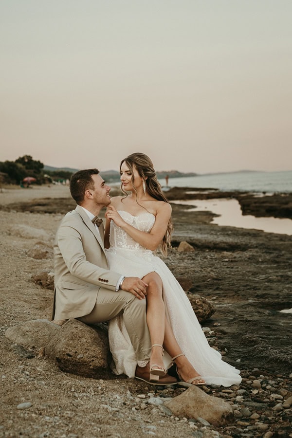 beautiful-summer-wedding-drama-pampas-grass-purple-roses_01