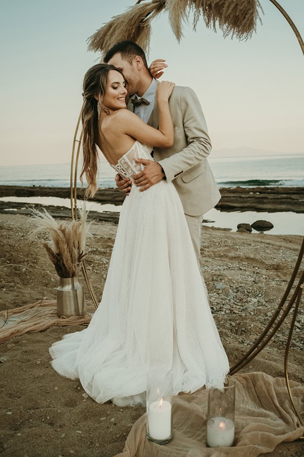 beautiful-summer-wedding-drama-pampas-grass-purple-roses_03