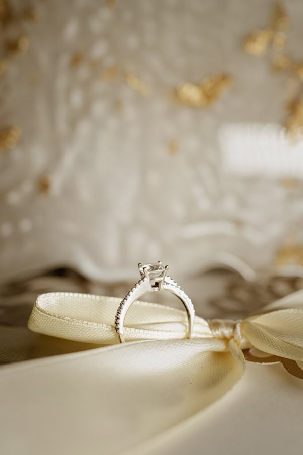 beautiful-summer-wedding-drama-pampas-grass-purple-roses_04