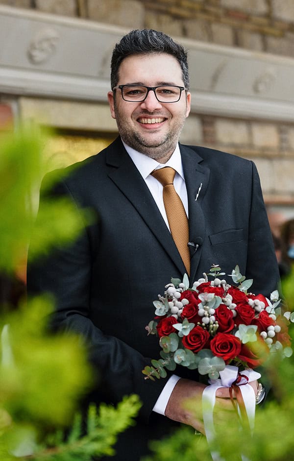 beautiful-winter-wedding-athens-red-roses_08