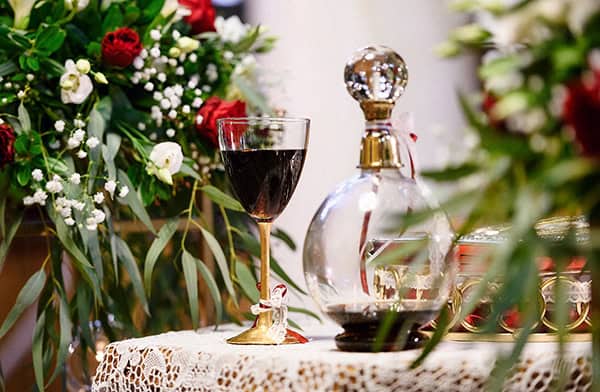 beautiful-winter-wedding-athens-red-roses_11