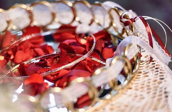 beautiful-winter-wedding-athens-red-roses_12