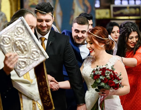 beautiful-winter-wedding-athens-red-roses_17