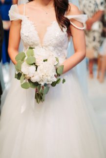 Monochrome νυφική ανθοδέσμη με παιώνιες και ορτανσίες Monochrome νυφική ανθοδέσμη με παιώνιες και ορτανσίες