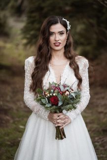 Χειμωνιάτικη νυφική ανθοδέσμη με έλατο και πρωτέα