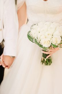 Ρομαντική νυφική ανθοδέσμη με λευκά τριαντάφυλλα