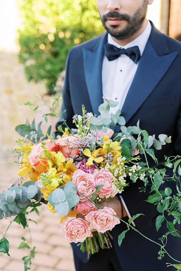 Νυφικό μπουκέτο με λουλούδια σε κίτρινους και ροζ χρωματισμούς