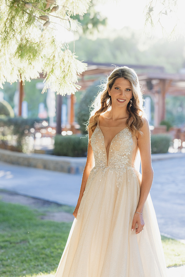 chic-summer-wedding-ktima-laas-peach-roses-white-lycianthous_03z