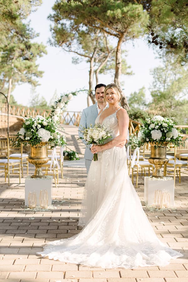 destination-wedding-kefalonia-island-white-hydrangeas-gold-hues_01x