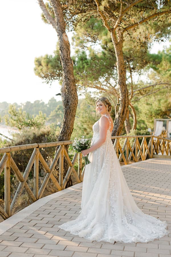 destination-wedding-kefalonia-island-white-hydrangeas-gold-hues_03