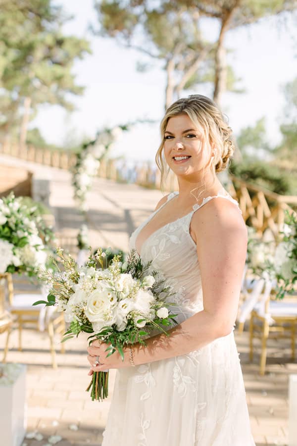 destination-wedding-kefalonia-island-white-hydrangeas-gold-hues_05