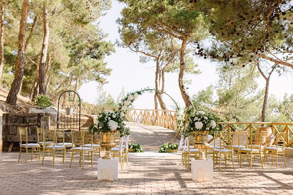 destination-wedding-kefalonia-island-white-hydrangeas-gold-hues_05x