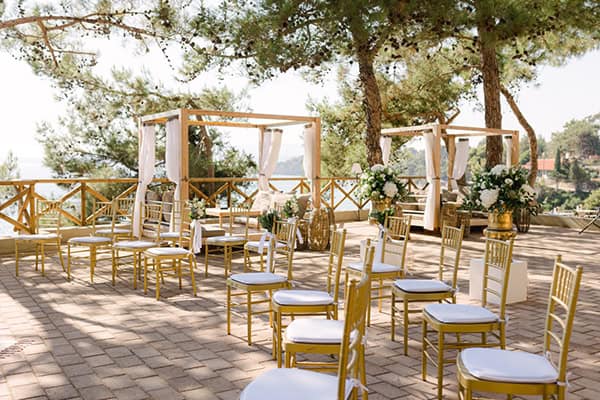 destination-wedding-kefalonia-island-white-hydrangeas-gold-hues_08