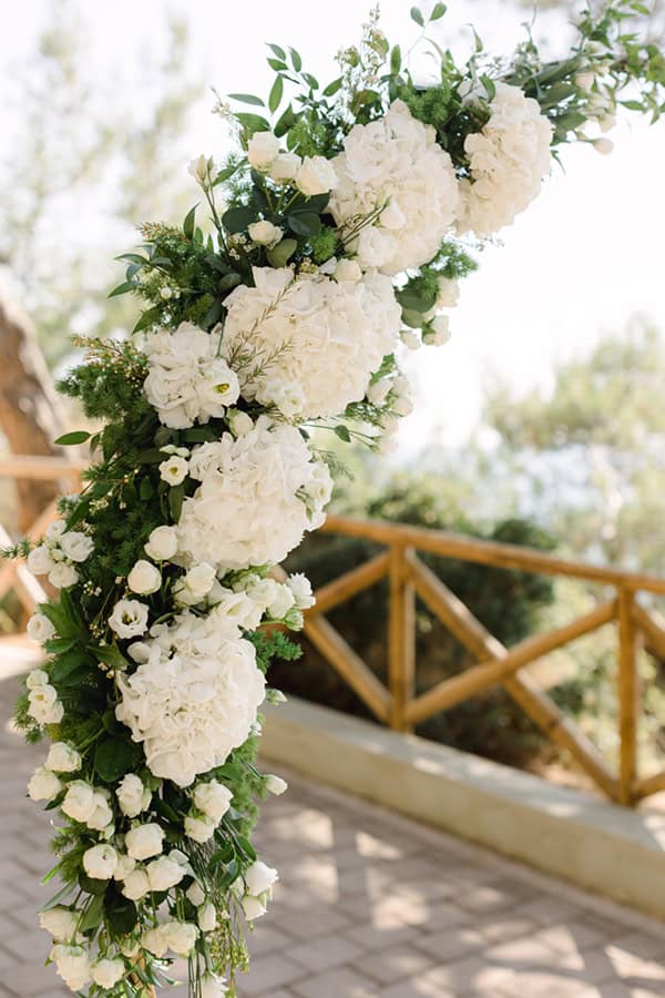 destination-wedding-kefalonia-island-white-hydrangeas-gold-hues_09