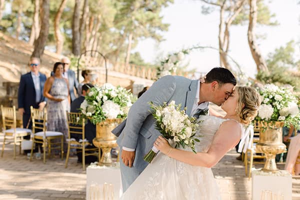 destination-wedding-kefalonia-island-white-hydrangeas-gold-hues_16