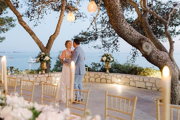 destination-wedding-kefalonia-island-white-hydrangeas-gold-hues_28
